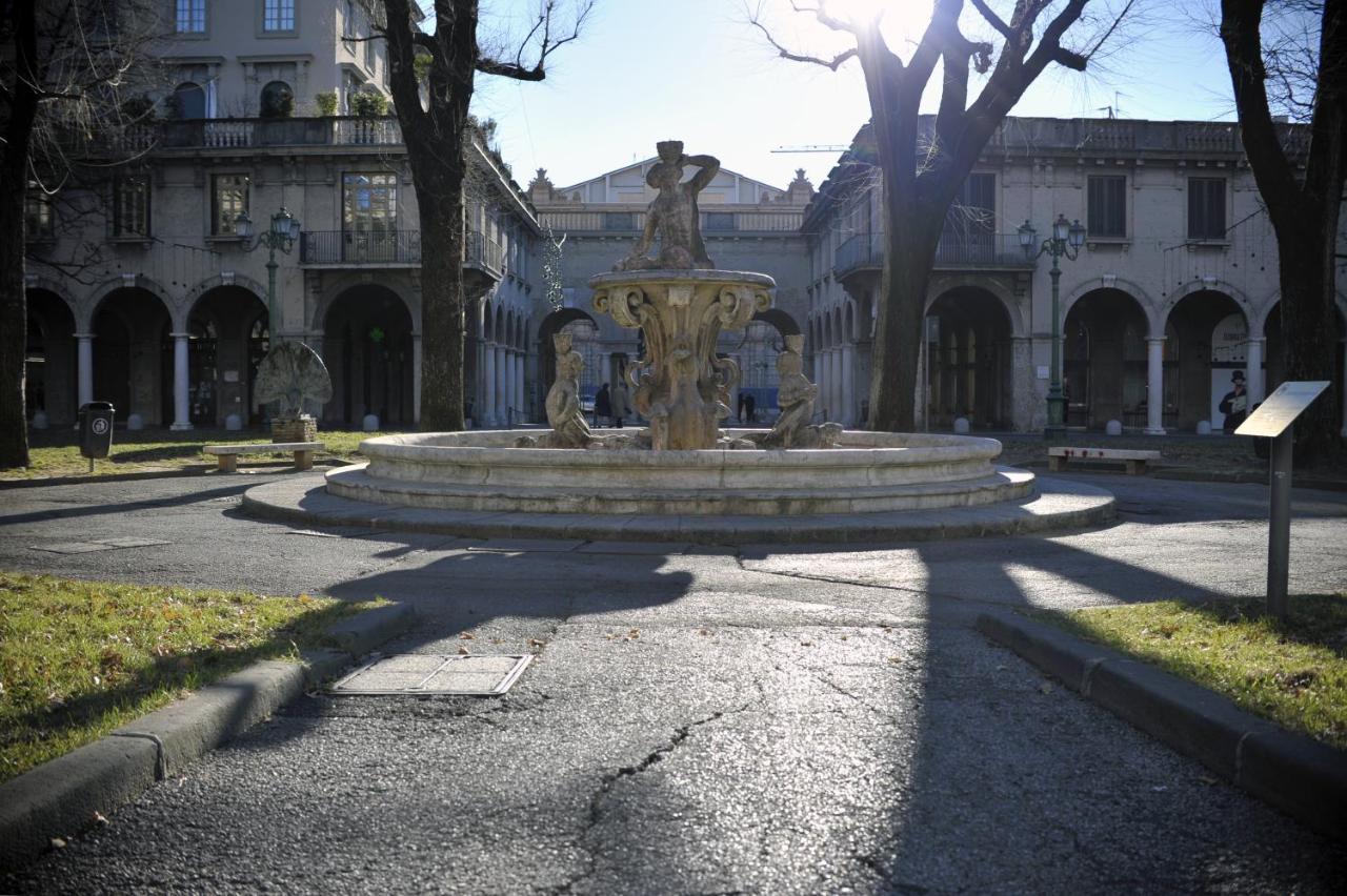 แบร์กาโม อินน์ 15 ภายนอก รูปภาพ The fountain of the Piazza del Mercato