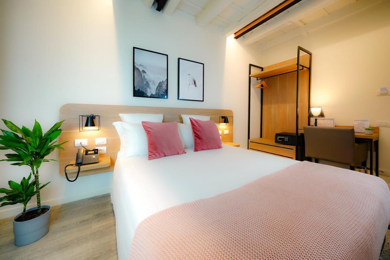 แบร์กาโม อินน์ 15 ภายนอก รูปภาพ A room at the hotel