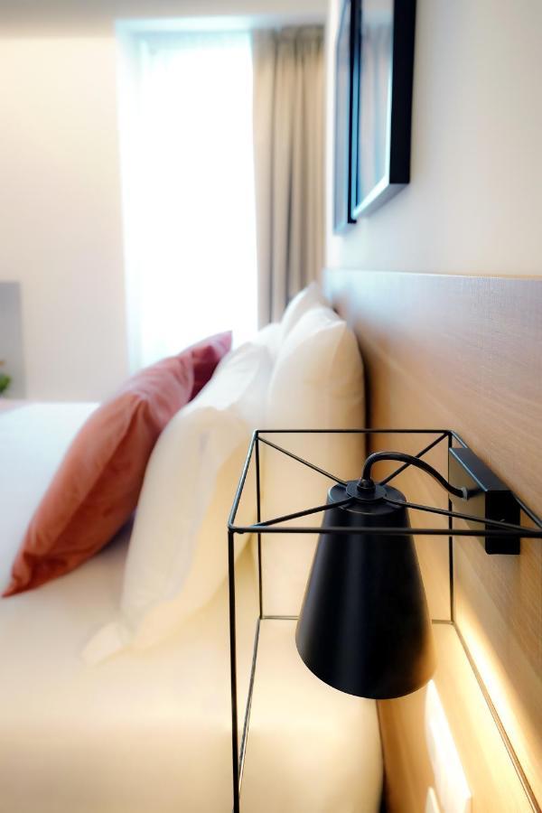 แบร์กาโม อินน์ 15 ภายนอก รูปภาพ A wall-mounted lamp