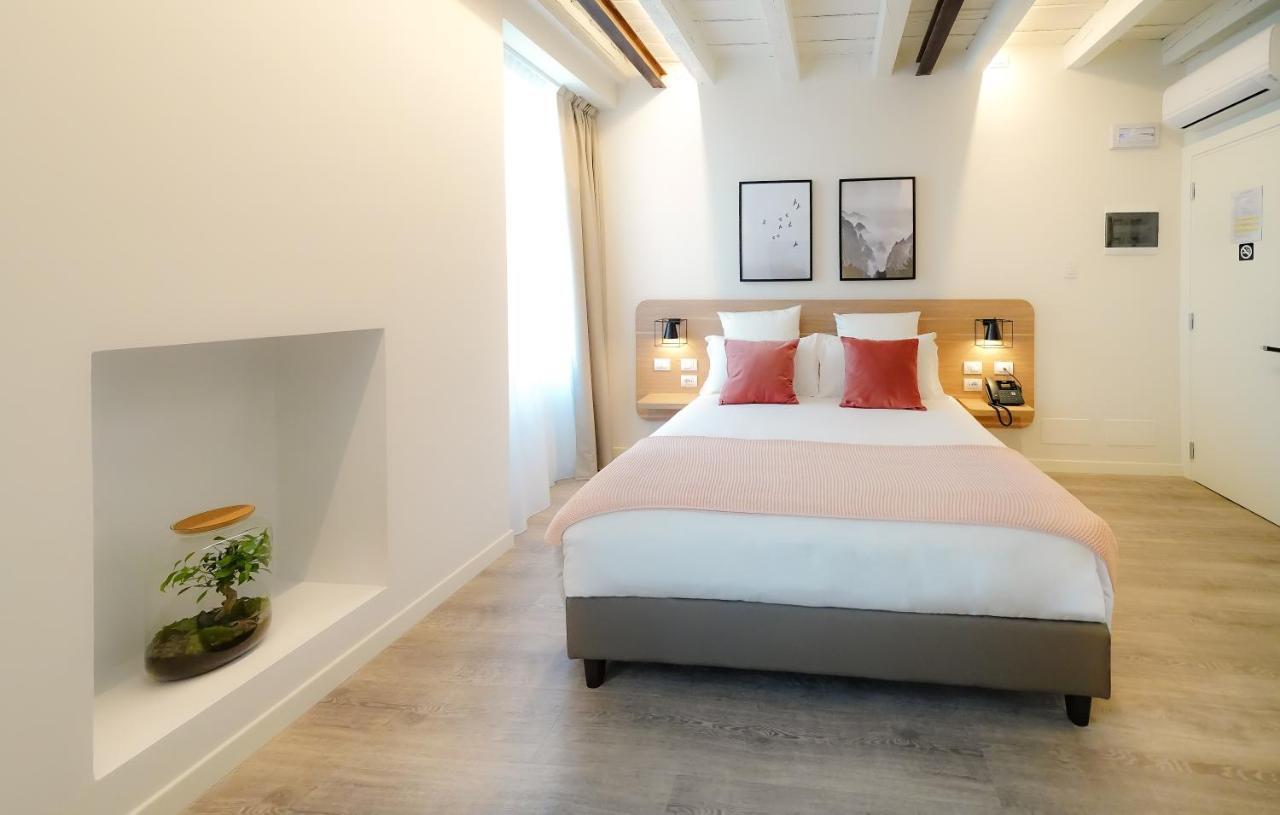 แบร์กาโม อินน์ 15 ภายนอก รูปภาพ A room at the hotel