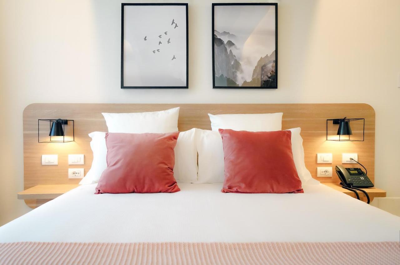 แบร์กาโม อินน์ 15 ภายนอก รูปภาพ A bedroom at the hotel