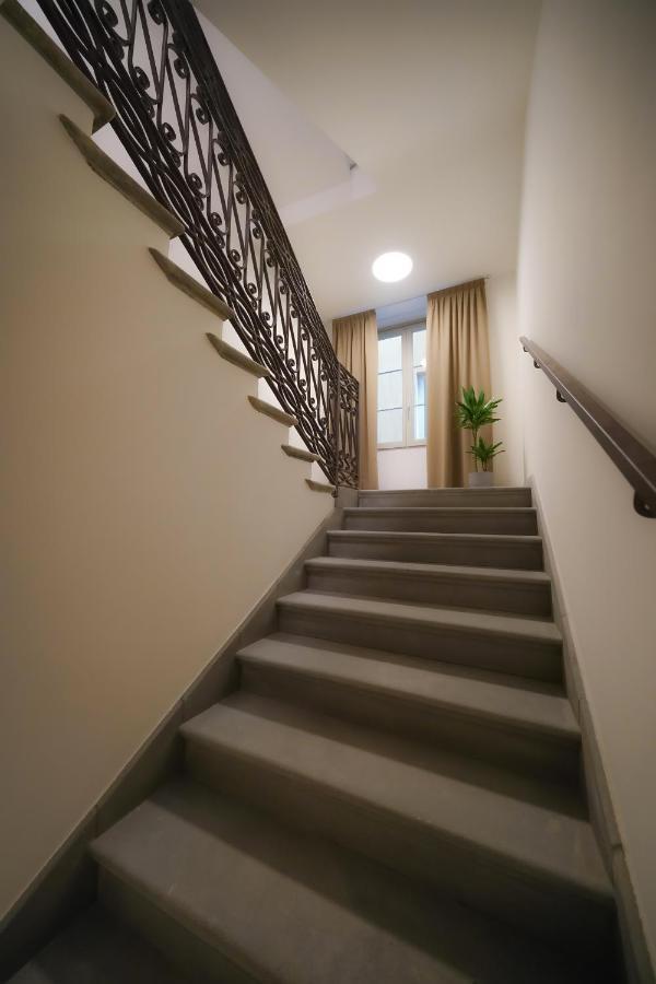 แบร์กาโม อินน์ 15 ภายนอก รูปภาพ Stairs