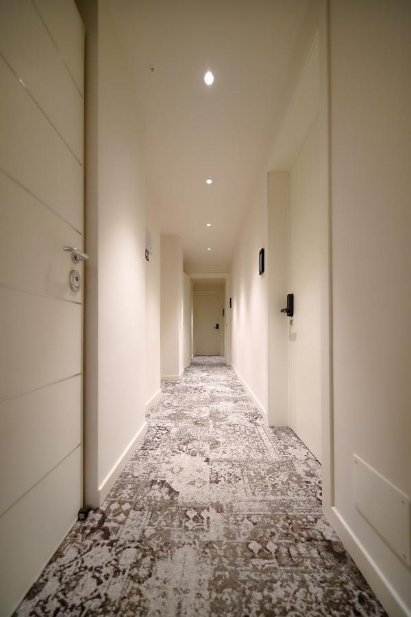 แบร์กาโม อินน์ 15 ภายนอก รูปภาพ A corridor in a hotel
