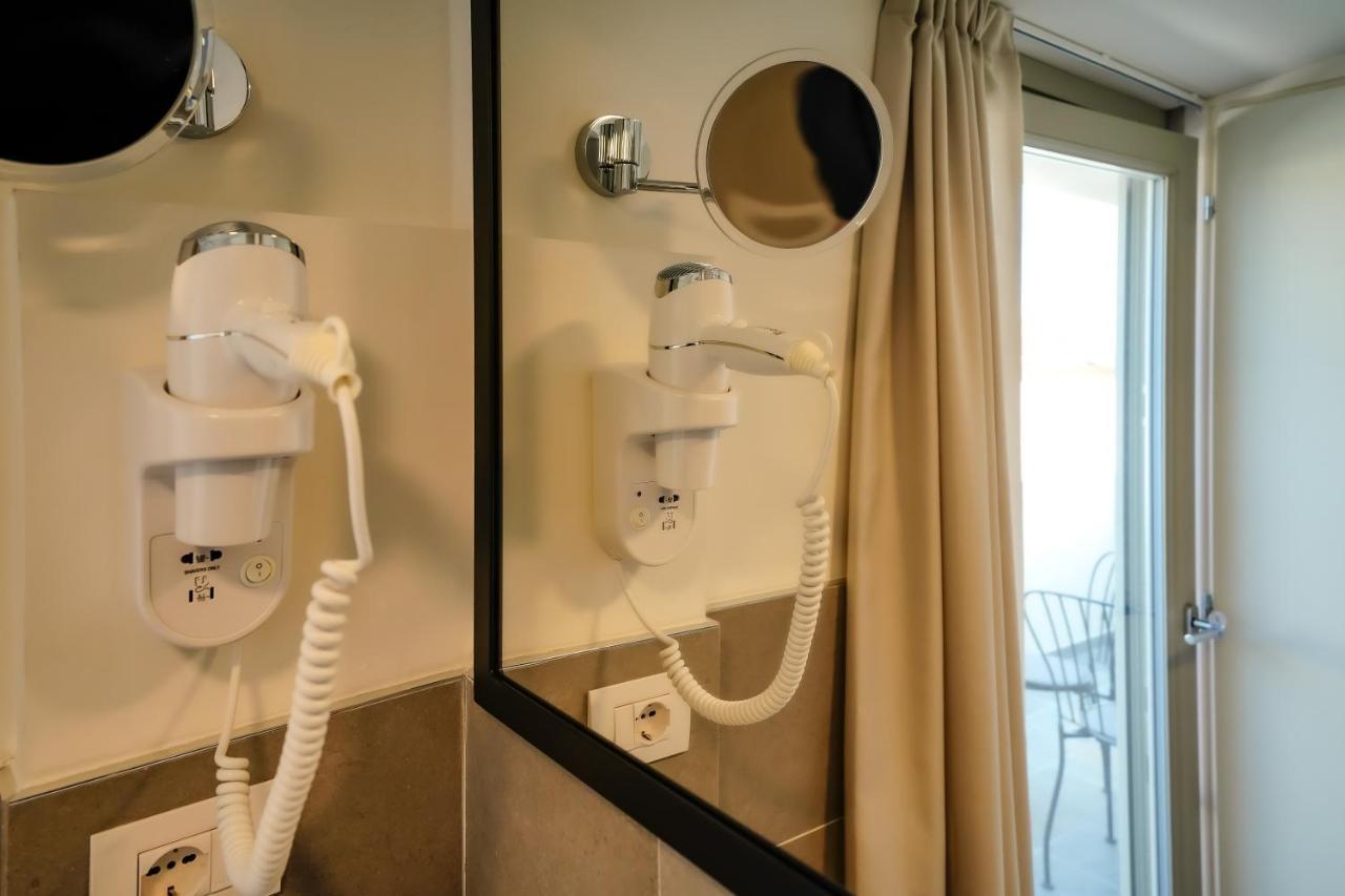 แบร์กาโม อินน์ 15 ภายนอก รูปภาพ A wall-mounted hair dryer in a hotel room