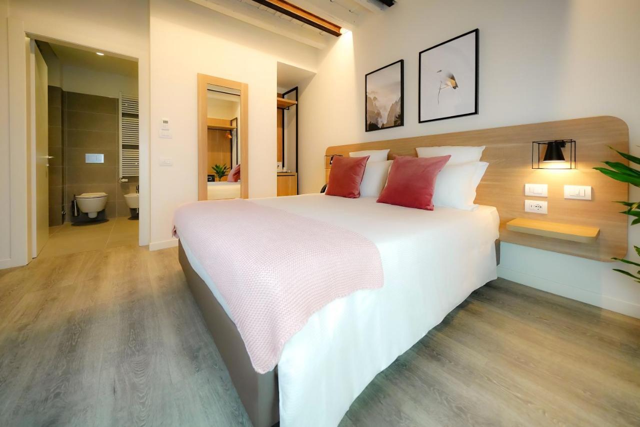 แบร์กาโม อินน์ 15 ภายนอก รูปภาพ A bedroom at the hotel