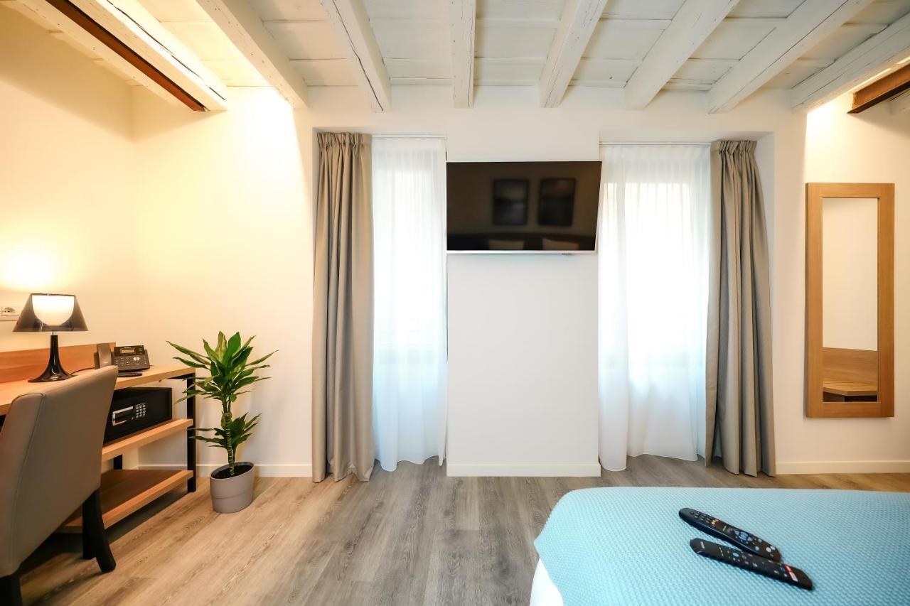 แบร์กาโม อินน์ 15 ภายนอก รูปภาพ A room at the hotel
