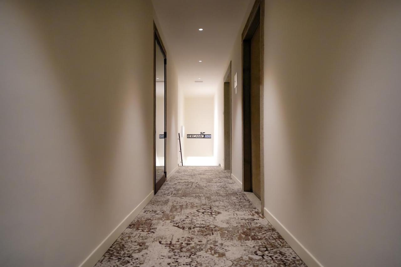 แบร์กาโม อินน์ 15 ภายนอก รูปภาพ A corridor in a hotel