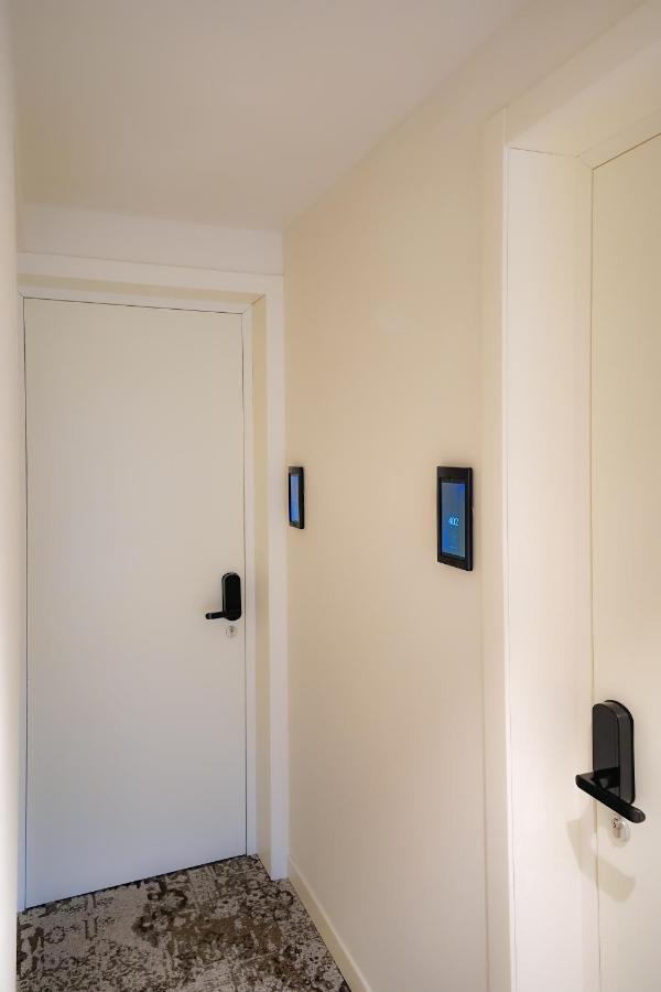 แบร์กาโม อินน์ 15 ภายนอก รูปภาพ A wall mounted tablet