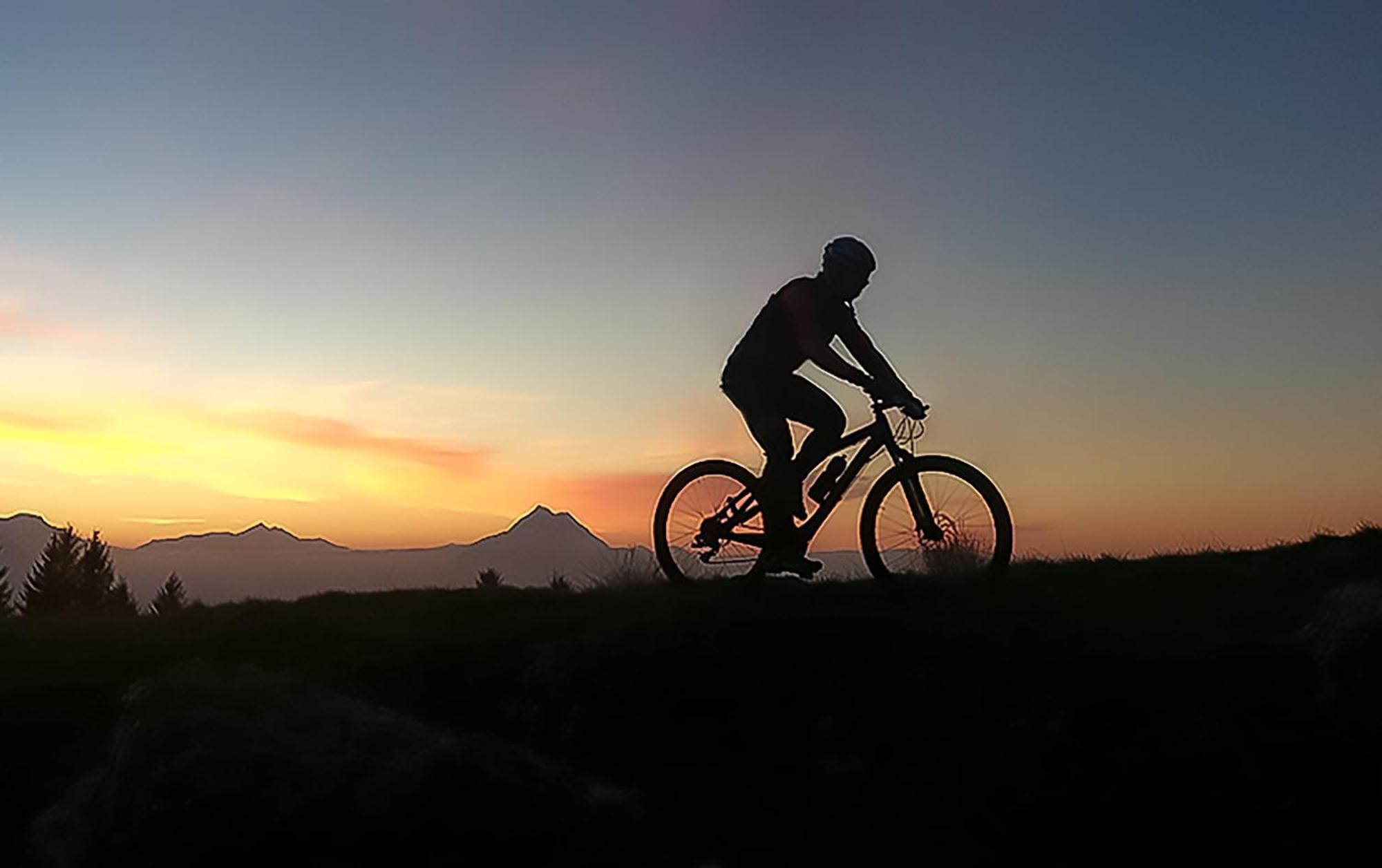 แบร์กาโม อินน์ 15 ภายนอก รูปภาพ Mountain biking at sunset